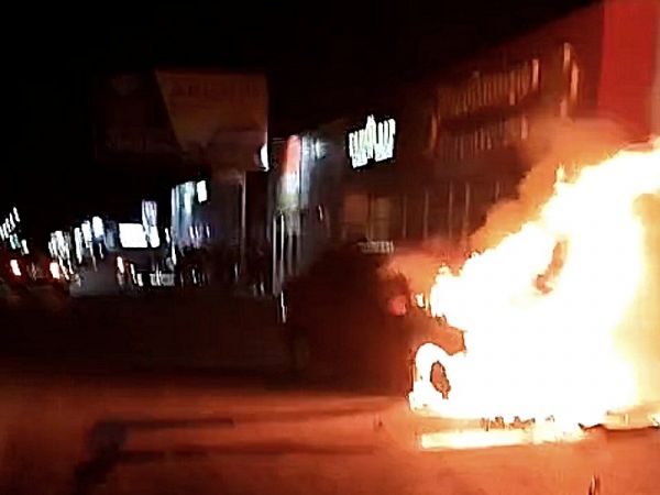 Машина влетела в два автомобиля и загорелась в посёлке Артём Шахт
