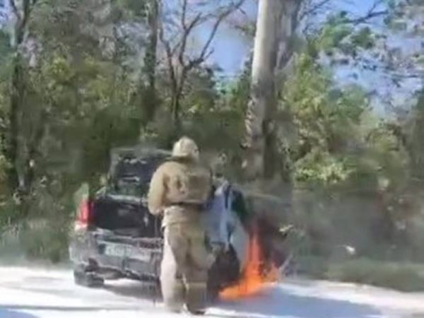 В Шахтах на дороге "Центр-Артём" сгорела легковушка, погибли два человека