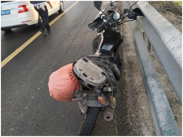 Девушка на мотоцикле протаранила иномарку под Шахтами и попала в больницу