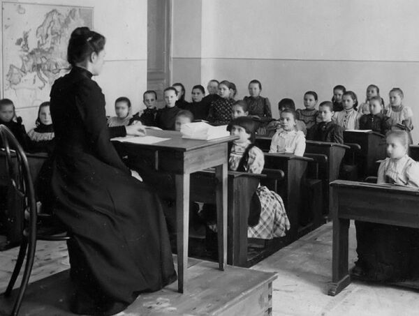 Маленькая зарплата, нехватка кадров, безмерное уважение: в каких условиях трудились учителя в Шахтах 100 лет назад
