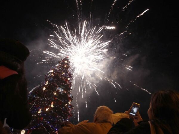 Будет ли фейерверк на Новый год в Шахтах и как горожане относятся к запуску салютов во время СВО