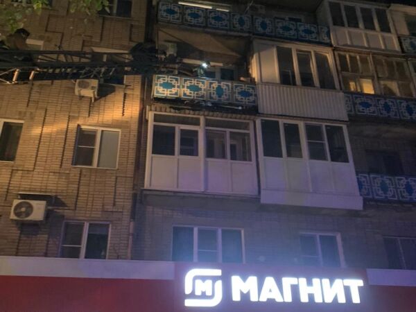 В центре Шахт на улице Советской загорелась квартира: видео