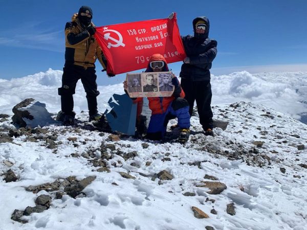 Жители Шахт установили на вершине горы Эльбрус обелиск в память о погибших героях